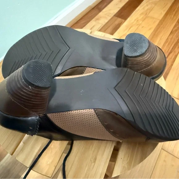 Victorian Black and Tan Women's Oxford Shoes - Picture 3 of 4